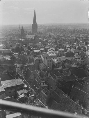 Lübecker Marienkirche : Blick über die Dächer Lübecks in Richtung der Marienkirche