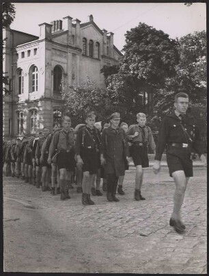 Hitlerjugend marschiert