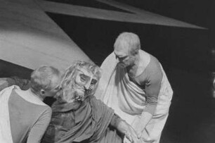 Szenenbilder aus "Die Frauen von Trachis" von E. Pound frei nach Sophokles, Übersetzung E. Hesse, Regie H. Lietzau, Schiller-Theater Berlin, 1959