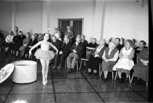 Ballettaufführung einer Kindertanzgruppe für Bewohner und Bewohnerinnen des Städtischen Altersheims.