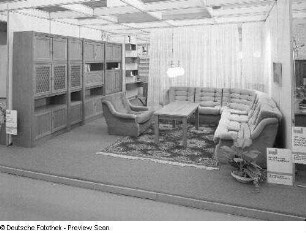Ausstellungskoje des VEB Möbelkombinat Zeulenroda-Triebes (ZEUTRIE) mit Anbauwand "Zeulenroda 80" (1979; VEB Stilmöbel Zeulenroda) und Sitzgruppe "Ramona" (1979; VEB Stilmöbel Zeulenroda)