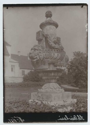 Schloss Schleißheim, Schleißheim Schlosspark: Ansicht, Vase im Schlosspark