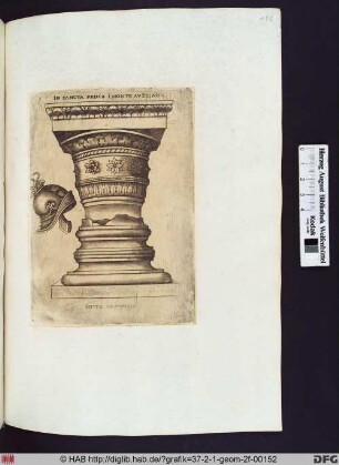 Dorisches Kapitell und Basis, einander berührend, links römischer Helm.