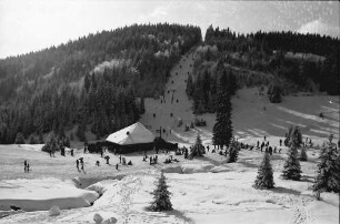 Muggenbrunn: Skihütte mit Wintersportlern