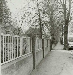 Dresden, Villa Bosewitzer Straße 11 : Dresden-Großluga, Bosewitzer Straße 11/ Ecke Werkstraße. Villa des Fabrikanten Hermann Hildebrandt (Mitinhaber des Eisenwerks Kelle & Hildebrandt) mit Park (um 1905), Einfriedung