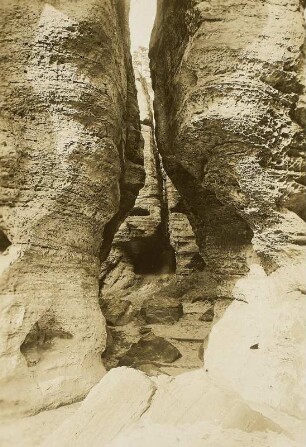 Tyssaer Wände. Blick von der Hühnerstiege nach den Kurttürmen. Die senkrechte Kluft im Kreidesandstein (Unterturon) wurde durch die Verwitterung erweitert. Im Vordergrunde Wabenverwitterung