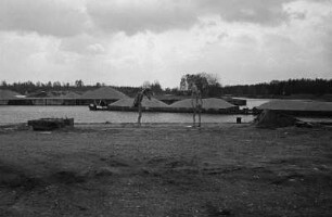 Sachsenhausen : In Sachsenhausen, Klinkerhafenbecken am Oder-Havel-Kanal (ein Albert Speer-Projekt) - meines Wissens ist diser Teil des Sachsenhausen-Komplexes nicht öffentlich zugänglich. Der Hafen wird vermehrt industriell genutzt.