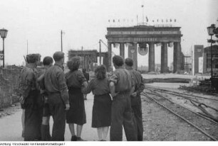 Berlin. 1. Deutschlandtreffen der Jugend. FDJ-Mitglieder (zum ersten Mal in Blauhemd) vor dem Brandenburger Tor, Pfingsten, 26. - 30. Mai 1950