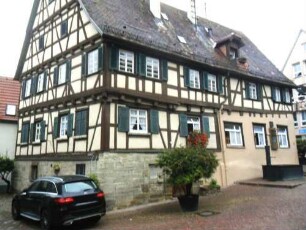 Stadtbild-Spitalgasse-Fachwerkgebäude in Riegelbauweise mit vorkragendem Obergeschossen über Eck in Übersicht