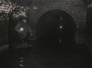 Unter den Straßen von Berlin. Gabelung zweier Abwasserkanäle