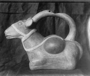 Aufgezäumtes, kniendes Kamel mit Rückenlast