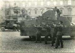 Bewaffnete Soldaten mit Panzerwagen im Hof des Berliner Schlosses