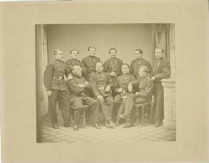 Unteroffiziere (zehn Personen) der 1. Kompanie, I. Bataillon des Preußenfeldzuges 1866, stehend oder sitzend in Zimmer