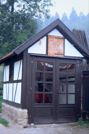 saniertes Feuerwehrhäuschen mit Inschrifttafel