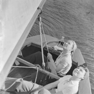 Elisabeth Gremmler (rechts) und eine Freundin auf einem Segelboot