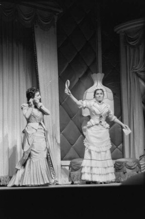 Szenenbilder aus "Die Fledermaus" von J. Strauss, Regie W. E. Struck, mit L. de Beer, R. Inden, M. Vaidas, H. Wocke, F. Kronström, M. Ritzmann, G. Frickhöffer, R. Schiemann, R. Zabekow, H. Wasmer-Witt, J. Schubert u.a., Metropol-Theater, Premiere 20.12.1955