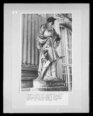 Mythologischer Figurenzyklus — Figur mit Fackel