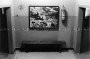 Foto im Flur des Lagermuseums der Gedenkstätte Auschwitz