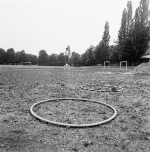 Helga Wischer-Rudolph beim Sportangeltraining auf einem Fußballplatz