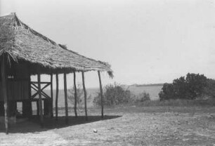 Rasthaus am Ausgang des Creeks von Kilwa Kisiwani : Landschaft mit einer Hütte und Meer im Hintergrund.