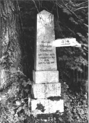 Grabstein 44 (Index: 100106570) Material: heller Granit Zustand: gut Maße HxBxT: 194x44x31 cm Beschreibung: Obelisk mit getrepptem Sockel: Grabstein 44