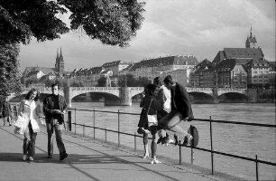 Basel: Mittlere Rheinbrücke von der Rheinpromenade