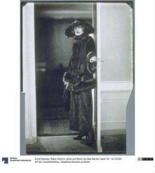 Maria West in Jacke und Rock von Max Becker
