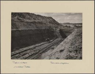 Bernsteintagebau Palmnicken (1913-1970) : Bernsteintagebau Palmnicken in Ostpreußen, Samland (Jantarny, Russland). Teilansicht mit Deckgebirge (Pleistozän), Blauer Erde (Bernsteinerde, Unteroligozän) und Arbeitsebene