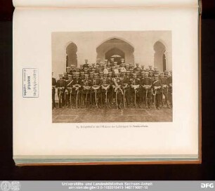 83. Kriegsminister mit Offizieren der Leibtruppen in Paradeuniform.