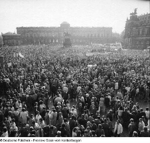 Serie: Chile-Kundgebung mit Krolikowski, Theaterplatz, Kundgebung für Solidarität mit dem chilenischen Volk. Blick über Teilnehmer gegen Gemäldegalerie