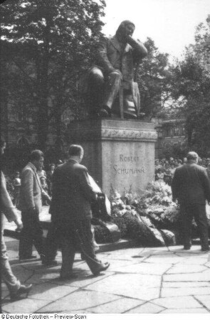 Denkmal für Robert Schumann. Bronze (1901; J. Hartmann). Zwickau, Hauptmarkt