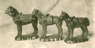 Museum, Pferde. Töpfer: Theysson