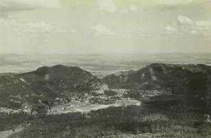 Zittauer Gebirge. Blick vom Hochwald nach dem Oybin (513 m) und dem Töpfer (581,6 m) gegen das Zittauer Becken. Vorn Ort Oybin