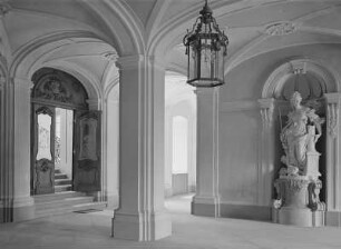 Standbild "Allegorie der Einigkeit" : Blick durch die Eingangshalle mit Standbild, Höhe 2,10 m