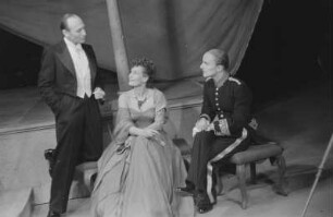 Szenenbilder aus dem Drama "Der große Verrat" von Ernst Fischer (in der 2. Besetzung) am Deutschen Theater Berlin : Szene mit Hanns Groth als Leslie (links) und Inge Keller als Annabell Stimpson