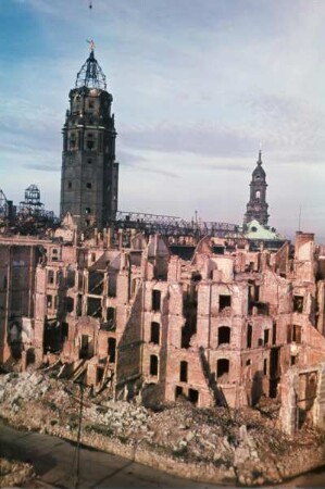 Dresden-Altstadt. Blick über Ruinen von Wohnhäusern gegen Rathaustrum und Kreuzkirche