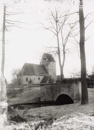 Nemt, Dorfkirche : Nemt. Dorfkirche. Ansicht von Nordosten mit Straßenbrücke über den Mühlbach