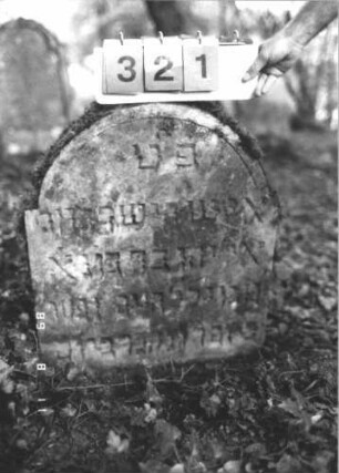 Grabstein 321 (Index: 99799783) Material: Sandstein Zustand: stark verwittert, eingesunken, teilw. Textverlust Maße HxBxT: 71x56x11 cm Beschreibung: Stele, eingezogener Rundbogenabschluß: Grabstein 321