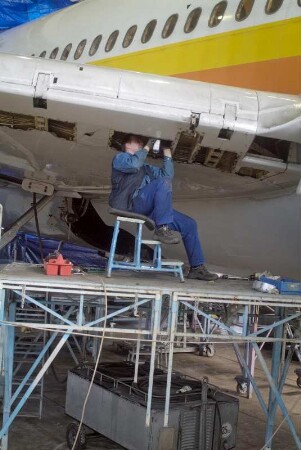 Air Maintenance Services; AMS; Firma; Betrieb; Inspektion; Wartung; spezialisiert auf Flugzeug-Recycling; Airbus; A 300; A300; Airbase Ahlhorn; Ahlhorn; Entsorgung. Ahlhorn, 2006, hier: Tragflächen-Demontage