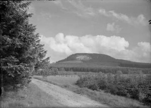 Westerzgebirge. Bärenstein mit Basaltbruch. Ansicht von Nordwesten