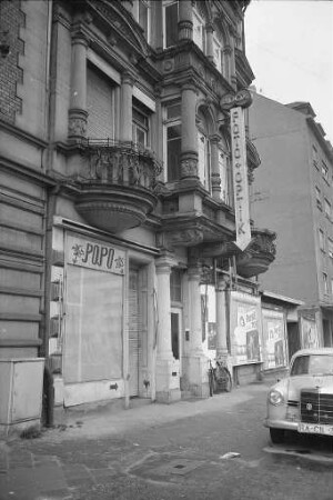 Festnahme von sechs, des Rauschgifthandels verdächtigen Personen, in einer Wohnkommune in der Kriegsstraße 76