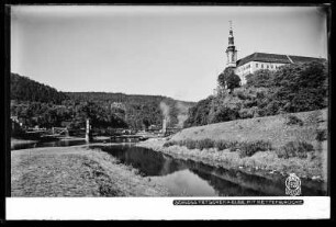 Blick auf Schloss Tetschen mit Kettenbrücke