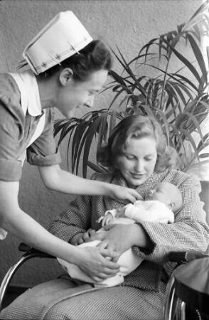 Freiburg: Mutter, Baby und Schwester