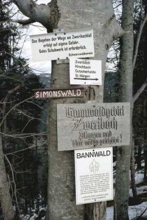 Simonswald: Schilder am Baum; Baumwaldgebiet Zweribach