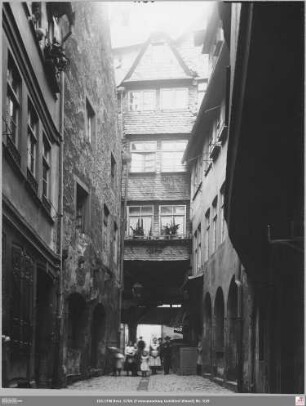 Tuchgaden nach Norden, links Tuchgaden 7 (angeschnitten) - 9 (angeschnitten), rechts Tuchgaden 4