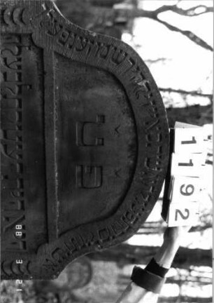 Grabstein 1192 (Index: 99903048) Material: Sandstein Maße HxBxT: 154x89x11 cm Besonderheit: kulturhistorisch wertvoll / künstl.-formale Gründe: Grabstein 1192 (Detailaufnahme)