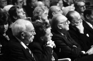 30. Tagung 1980 Chemiker; Eröffnung Festhalle; Sitzreihen: Sir John C. Eccles, Lady Eccles, E. Pestel, Kardinal König