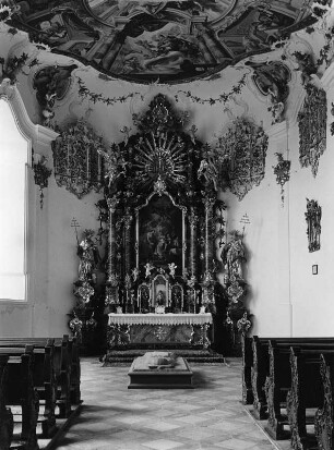 Mödingen. Dominikanerinnenkloster Maria Mödingen. Klosterkirche Mariä Himmelfahrt. Ebnerkapelle (1753-1755). Blick zum Altar (1758)