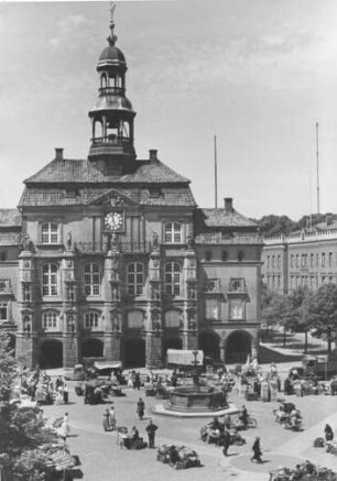 Hansestadt Lüneburg. Ansicht des um 1230 errichteten Rathauses mit Marktplatz