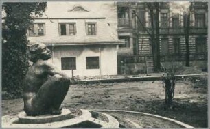 Brunnen mit Kauernder, Detail, 1925, Bronze und Kalkstein